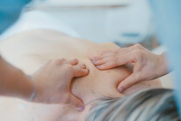 ¿Cómo ayuda la fisioterapia invasiva en el tratamiento de la epicondilitis?