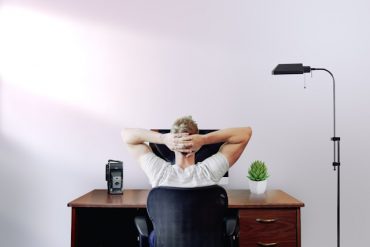 ¿Cómo ayuda la fisioterapia invasiva en el tratamiento de la epicondilitis?